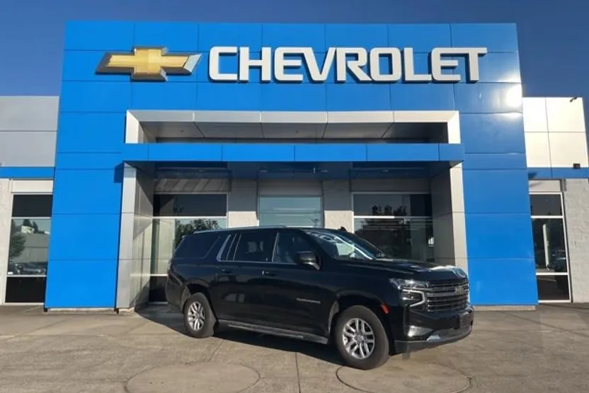 2023 Chevrolet Suburban LT photo 1