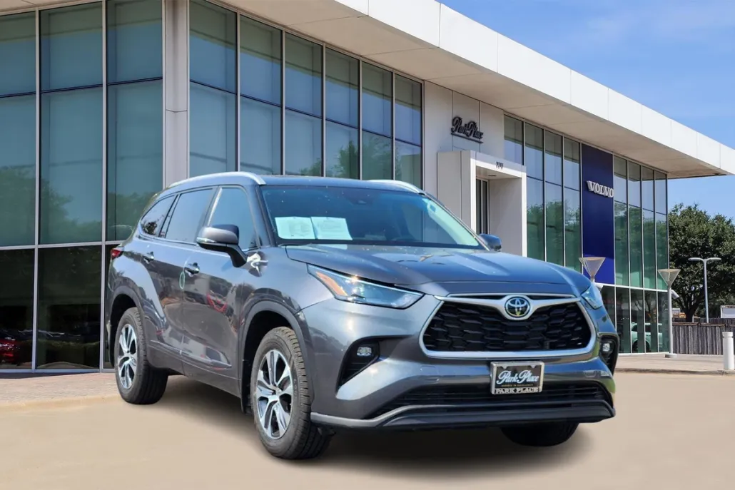 2023 Toyota Highlander XLE photo 1
