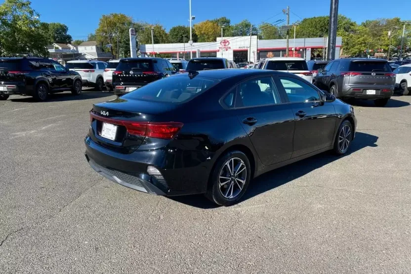 2023 Kia Forte LXS photo 1