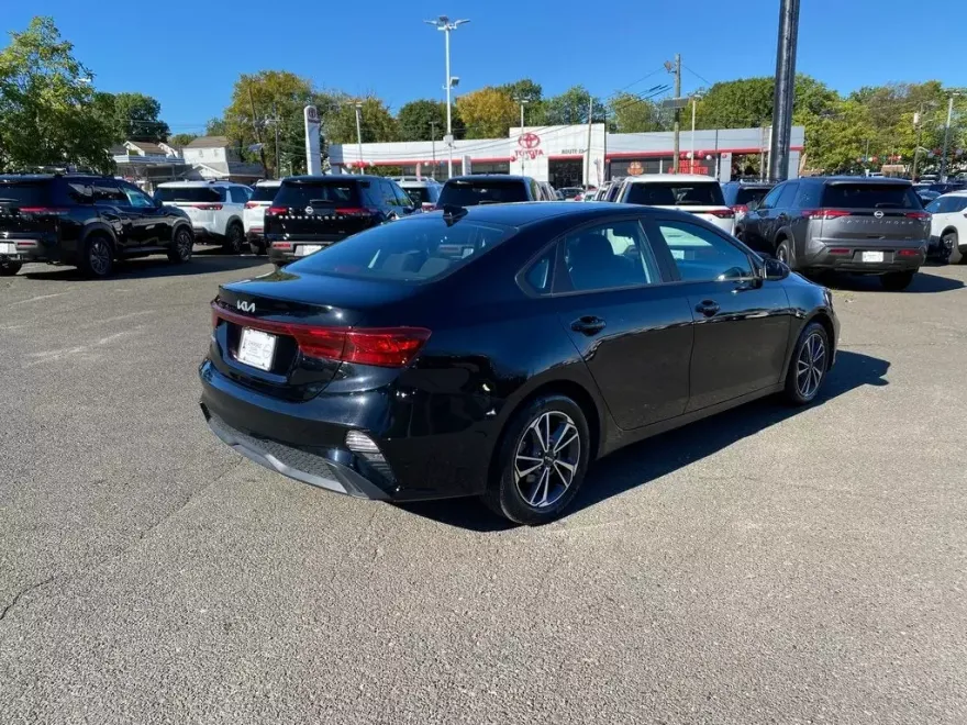 2023 Kia Forte LXS photo 1