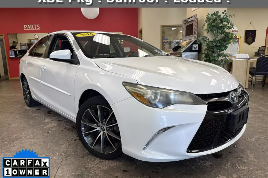 2016 Toyota Camry XSE photo 1