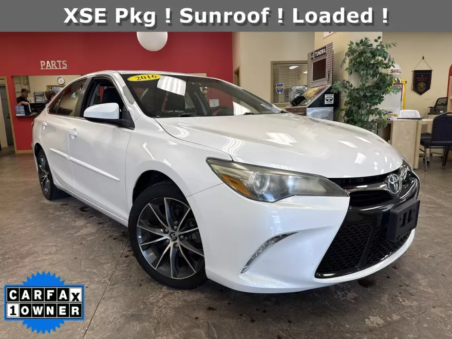 2016 Toyota Camry XSE photo 1