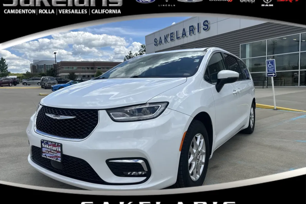 2023 Chrysler Pacifica Touring L photo 1