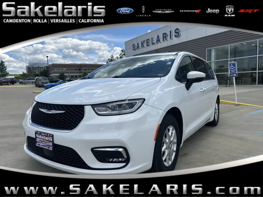 2023 Chrysler Pacifica Touring L photo 1