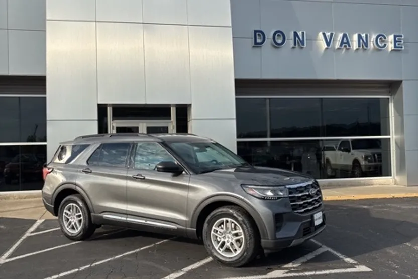 2025 Ford Explorer photo 1