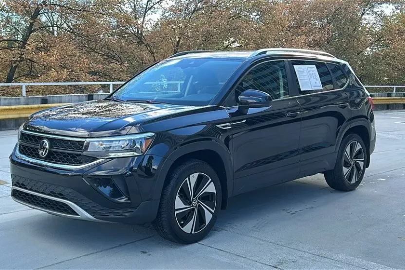 2024 Volkswagen Taos SE photo 1