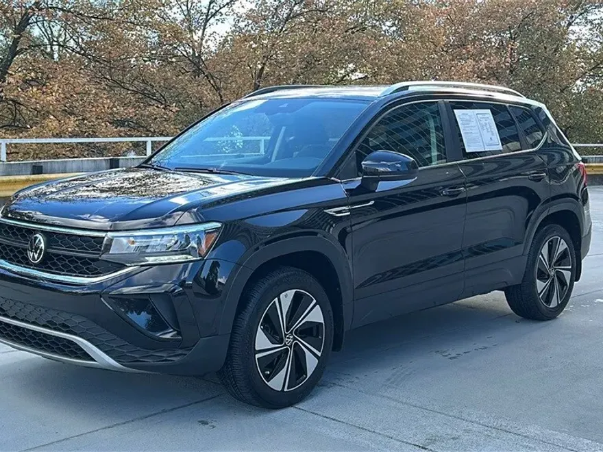 2024 Volkswagen Taos SE photo 1