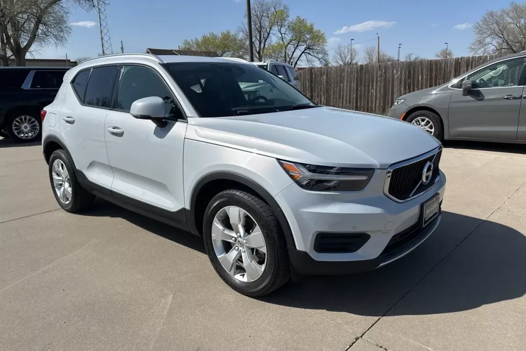 2020 Volvo XC40 T5 AWD Momentum photo 1