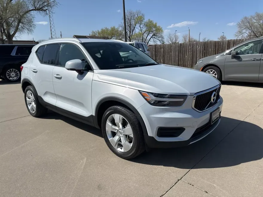 2020 Volvo XC40 T5 AWD Momentum photo 1