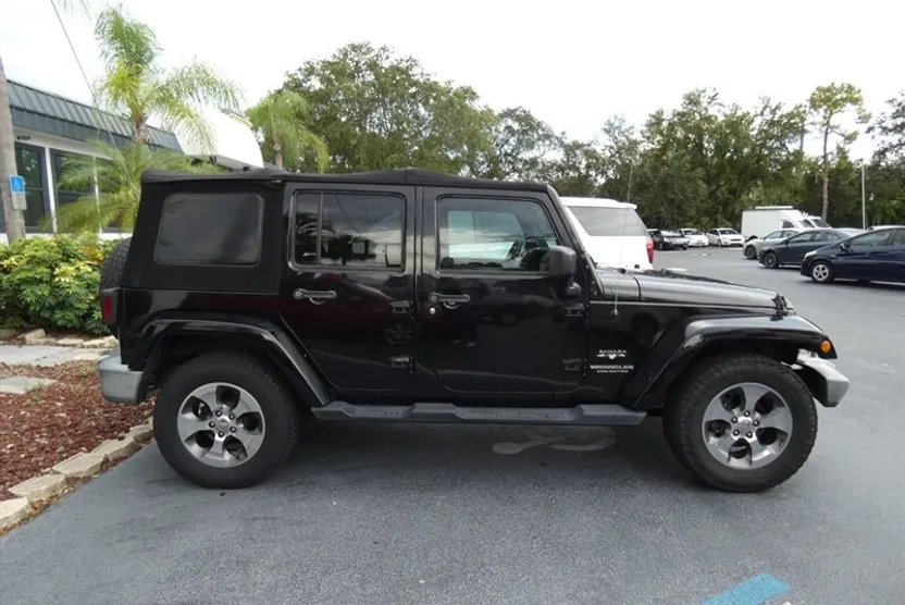 2017 Jeep Wrangler Unlimited Sahara photo 1