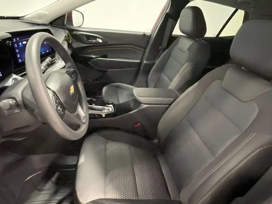 2024 Chevrolet Trax LT photo 1