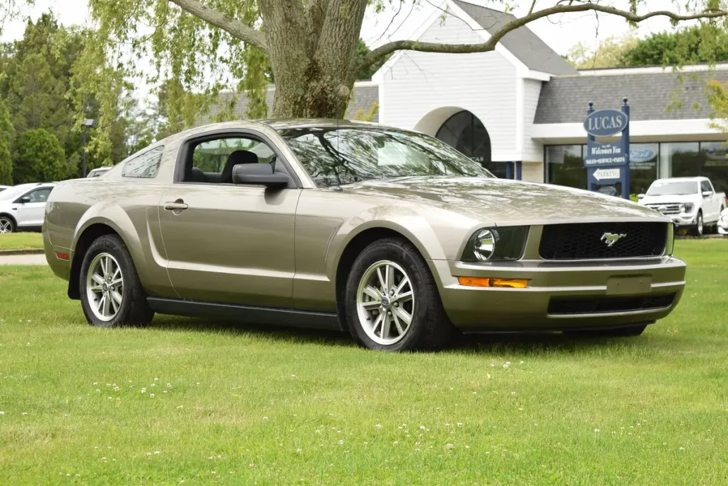 2005 Ford Mustang V6 Deluxe photo 1