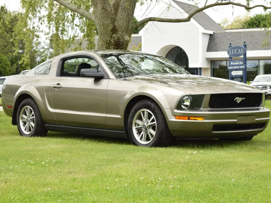 2005 Ford Mustang V6 Deluxe photo 1