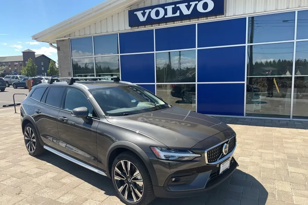 2025 Volvo V60 Cross Country B5 photo 1
