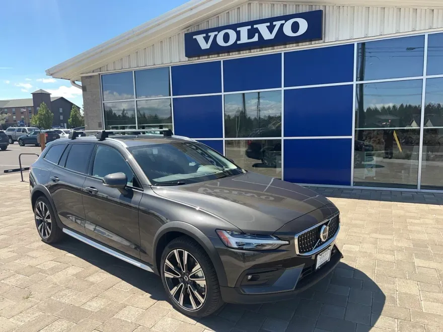 2025 Volvo V60 Cross Country B5 photo 1