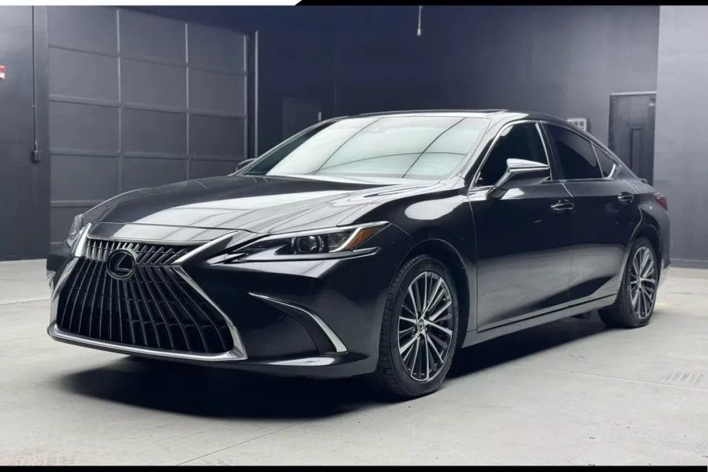 2023 Lexus ES 300h photo 1