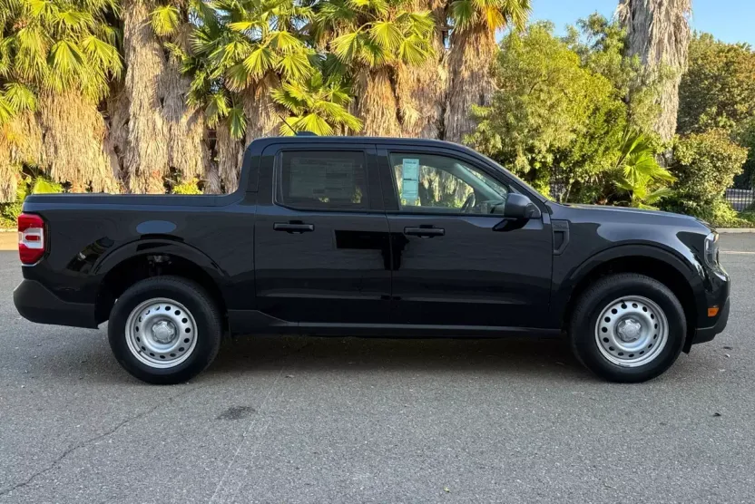 2025 Ford Maverick XL photo 1