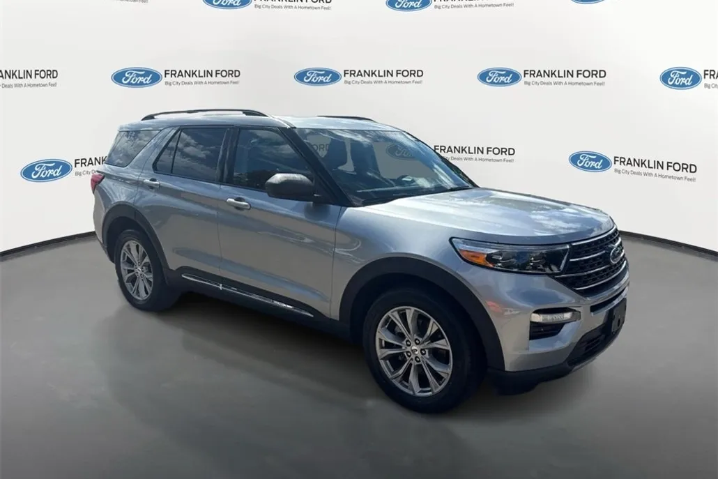 2023 Ford Explorer XLT photo 1