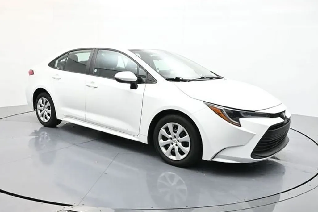 2024 Toyota Corolla LE photo 1