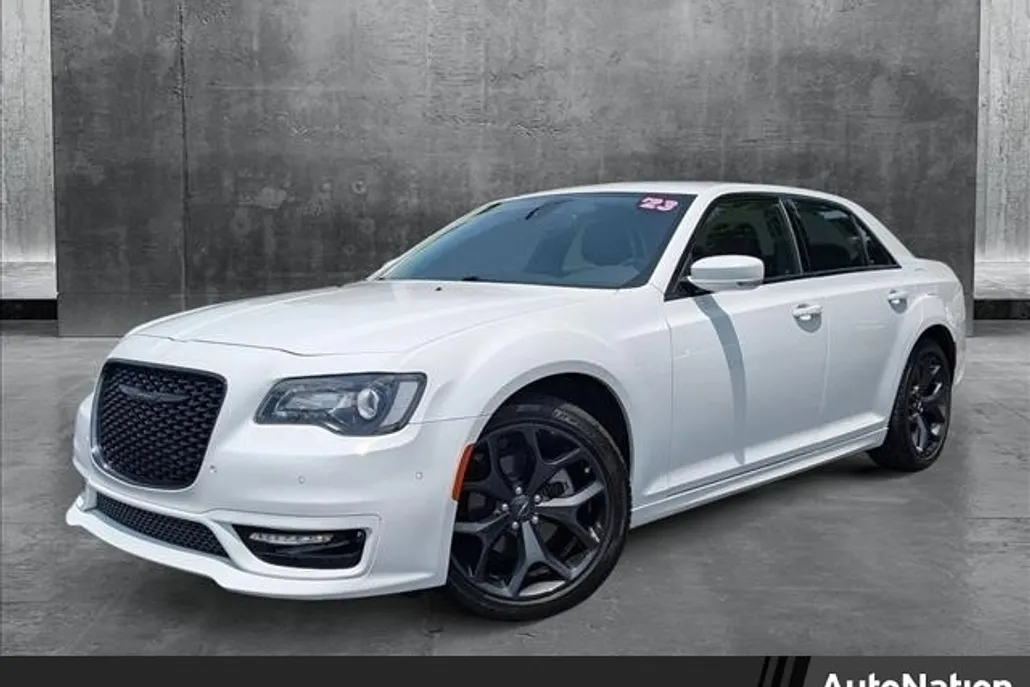 2023 Chrysler 300 Touring L photo 1