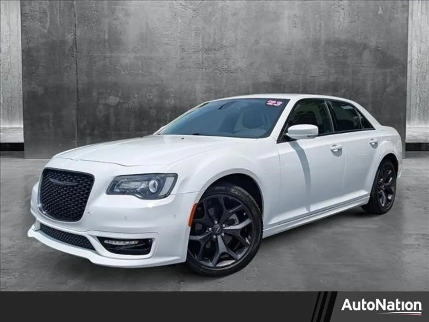 2023 Chrysler 300 Touring L photo 1