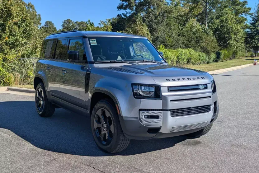 2023 Land Rover Defender SE photo 1