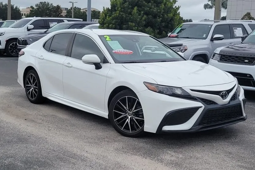 2022 Toyota Camry SE photo 1