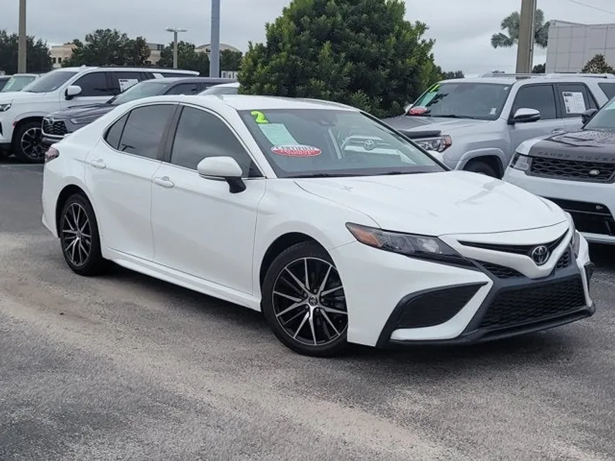 2022 Toyota Camry SE photo 1