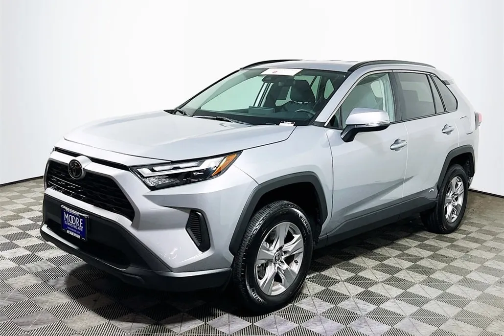 2025 Toyota RAV4 Hybrid XLE photo 1