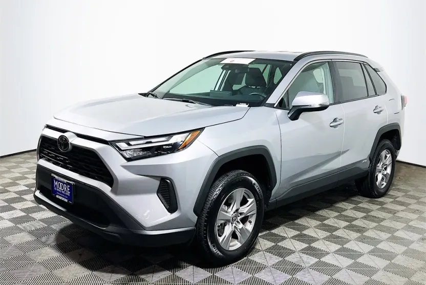 2025 Toyota RAV4 Hybrid XLE photo 1