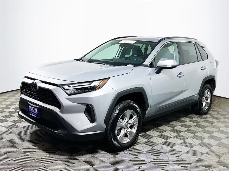 2025 Toyota RAV4 Hybrid XLE photo 1