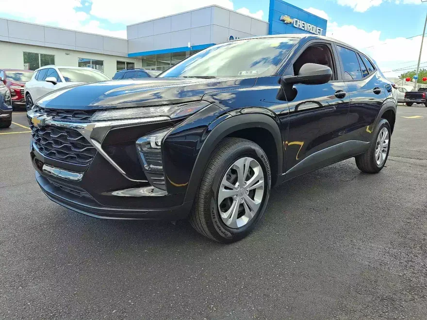 2025 Chevrolet Trax LS photo 1