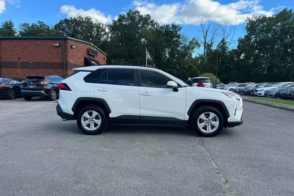 2019 Toyota RAV4 XLE photo 1