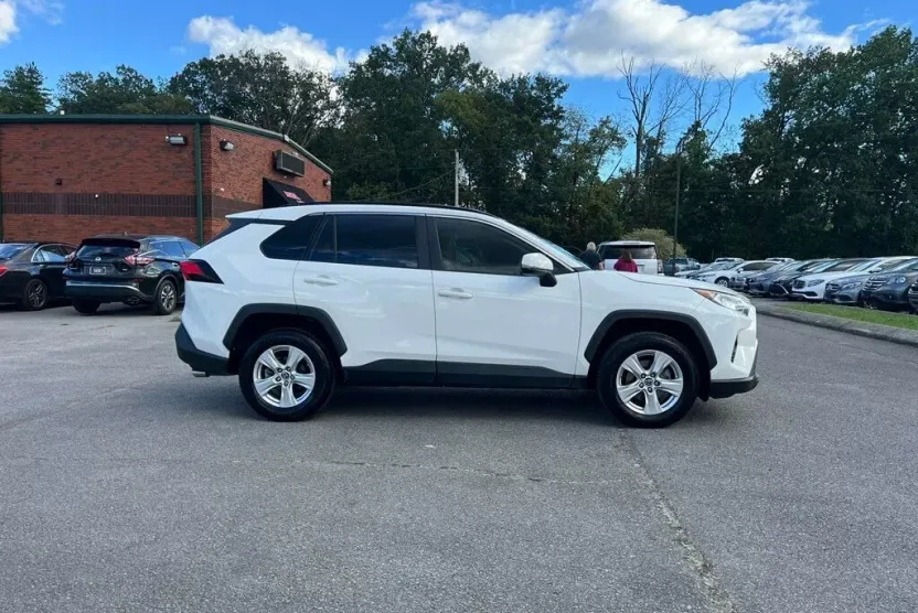 2019 Toyota RAV4 XLE photo 1