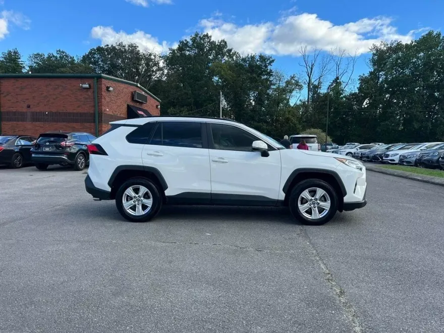 2019 Toyota RAV4 XLE photo 1