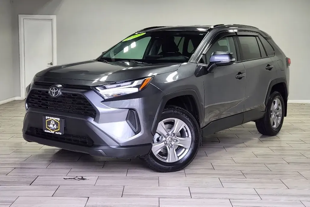 2023 Toyota RAV4 XLE photo 1