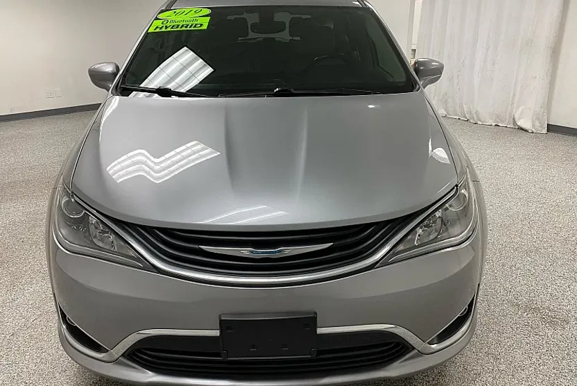 2019 Chrysler Pacifica Hybrid Touring L photo 1