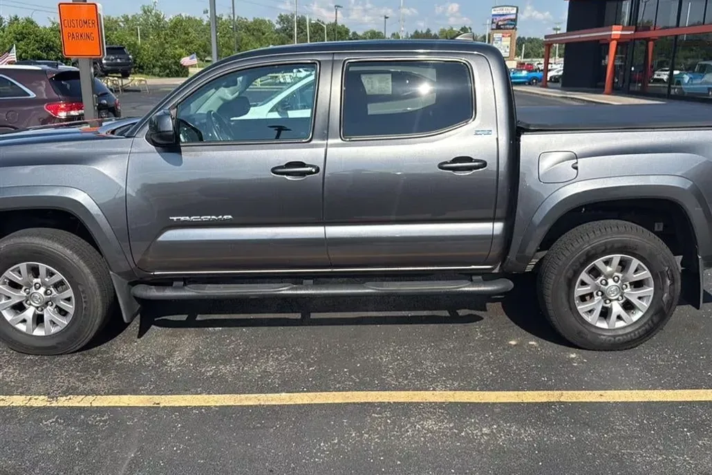 2017 Toyota Tacoma SR5 photo 1