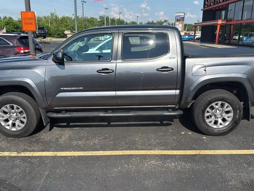 2017 Toyota Tacoma SR5 photo 1