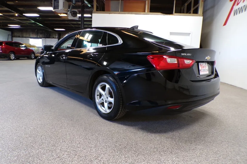 2018 Chevrolet Malibu LS photo 1