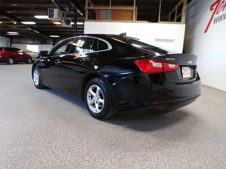 2018 Chevrolet Malibu LS photo 1