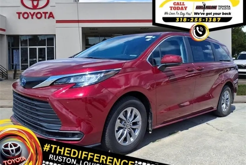 2023 Toyota Sienna LE photo 1