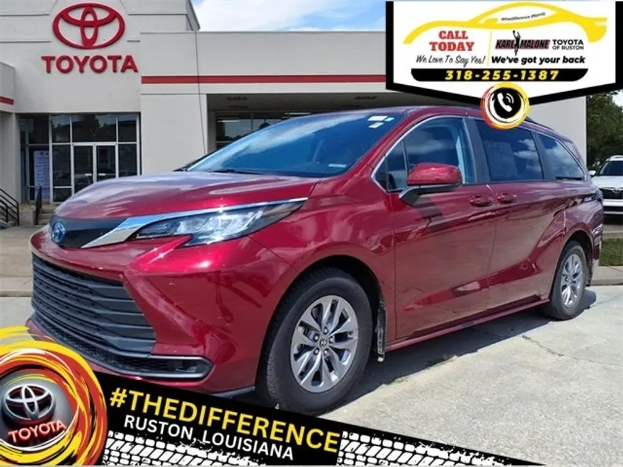 2023 Toyota Sienna LE photo 1