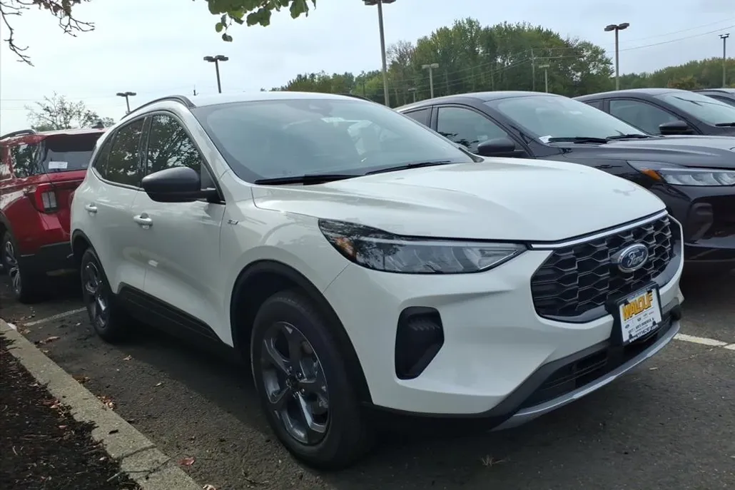 2025 Ford Escape ST-Line photo 1