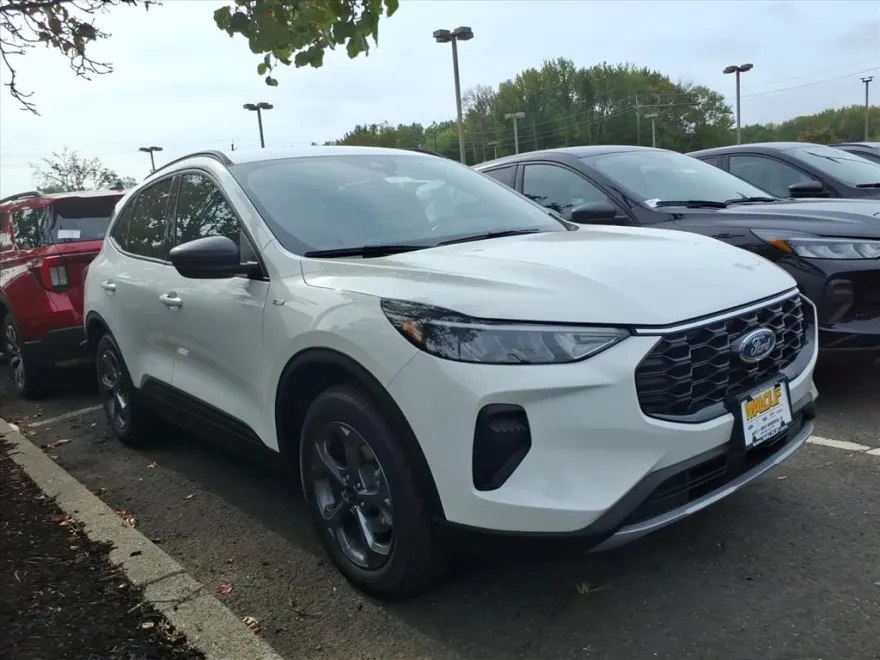 2025 Ford Escape ST-Line photo 1