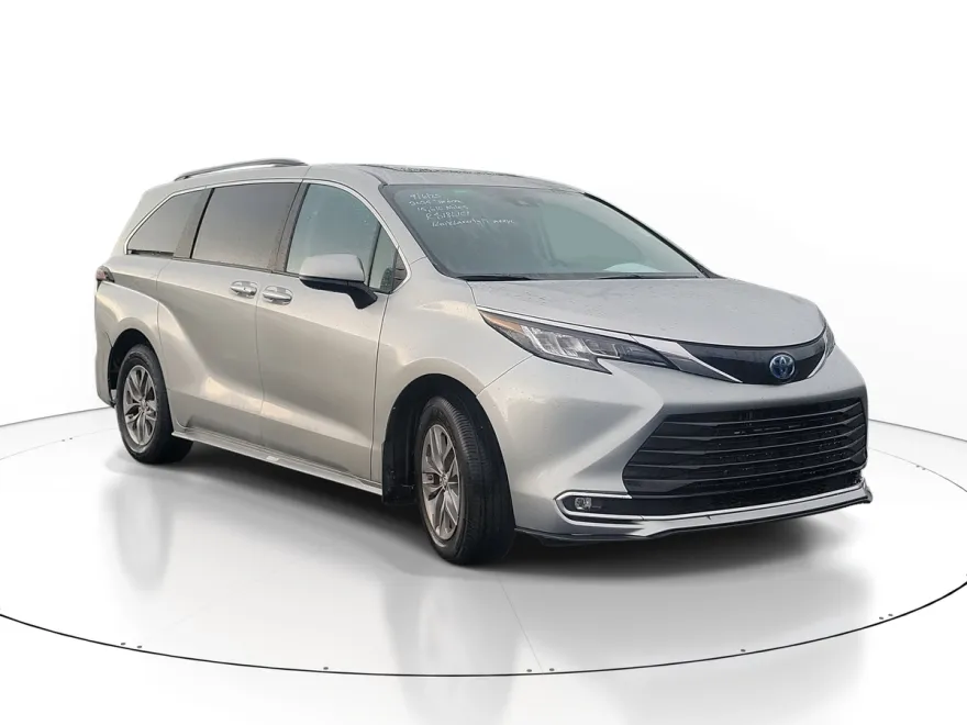 2024 Toyota Sienna XLE photo 1