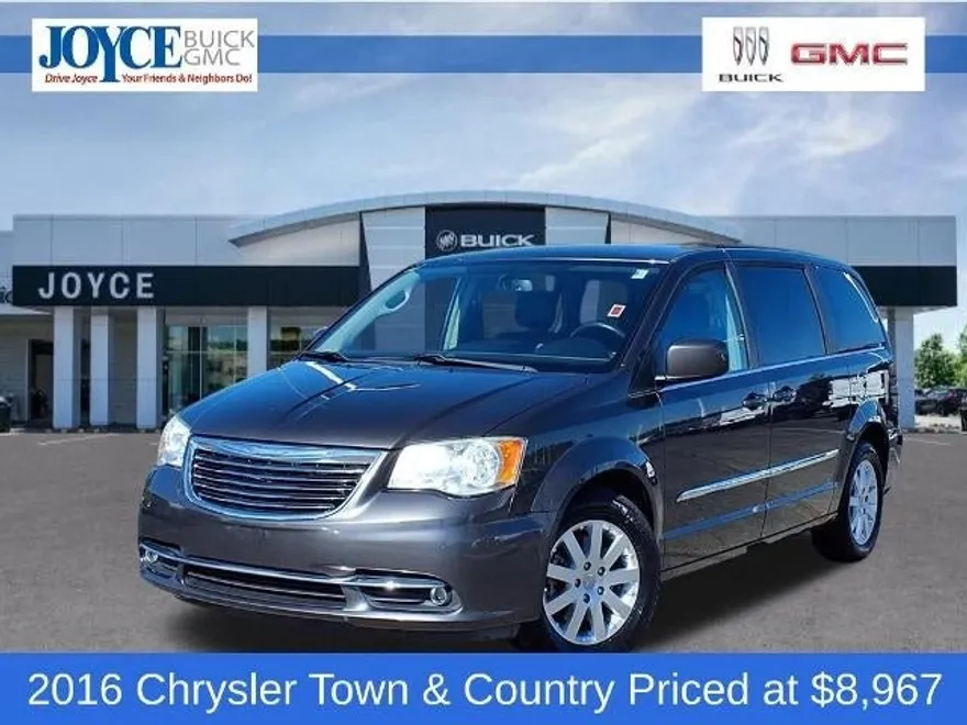 2016 Chrysler Town & Country Touring photo 1
