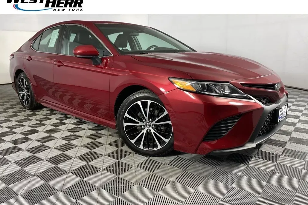 2018 Toyota Camry SE photo 1