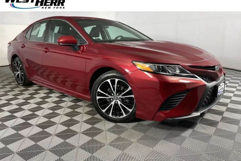 2018 Toyota Camry SE photo 1