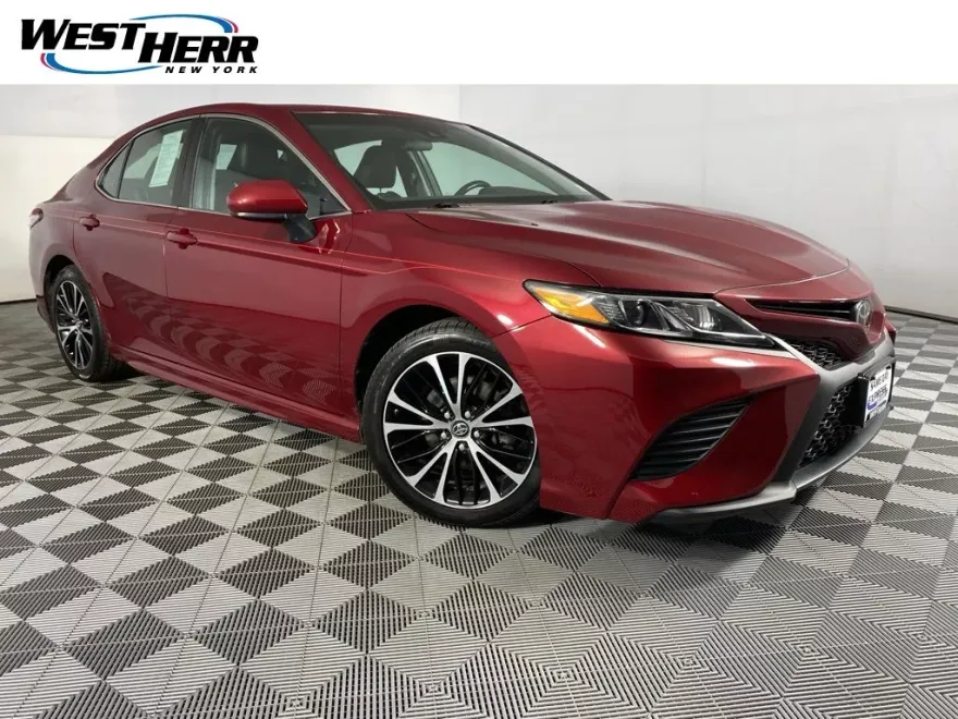 2018 Toyota Camry SE photo 1